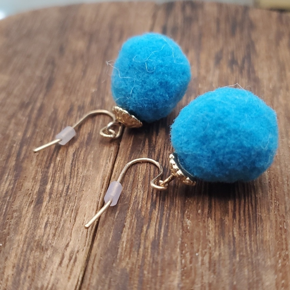 Pom pom fuzzy earrings blue 💙 E618